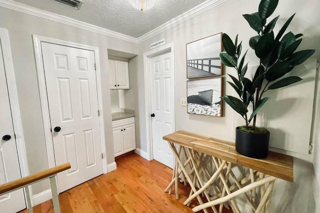 Luxurious Ocean View Getaway!! Entire Home! *