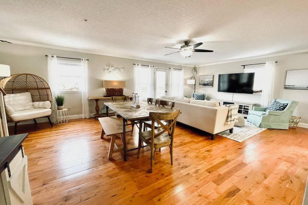 Luxurious Ocean View Getaway!! Entire Home! Holiday home
