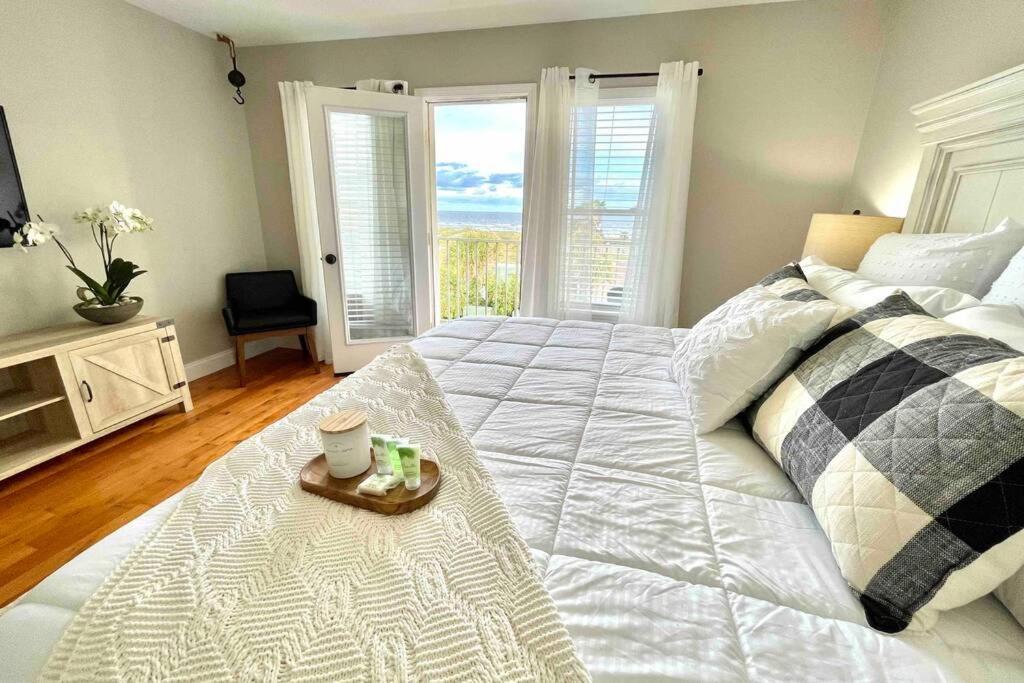 Luxurious Ocean View Getaway!! Entire Home! Holiday home